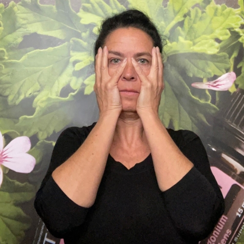 Nicole Kayser zeigt Gesichtsyoga (Face Yoga) für natürliche Ausstrahlung und Selbstbewusstsein