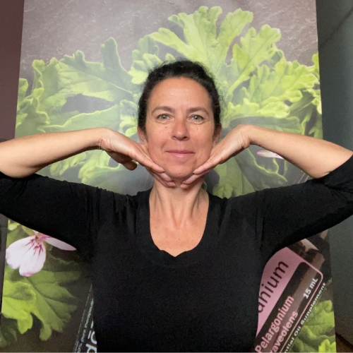 Nicole Kayser zeigt Gesichtsyoga (Face Yoga) für natürliche Ausstrahlung und Selbstbewusstsein